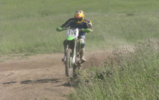 Milan jede na krosce s malým wheelee