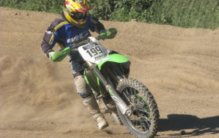 Milan driftuje na motocrosové dráze s Kawasaki